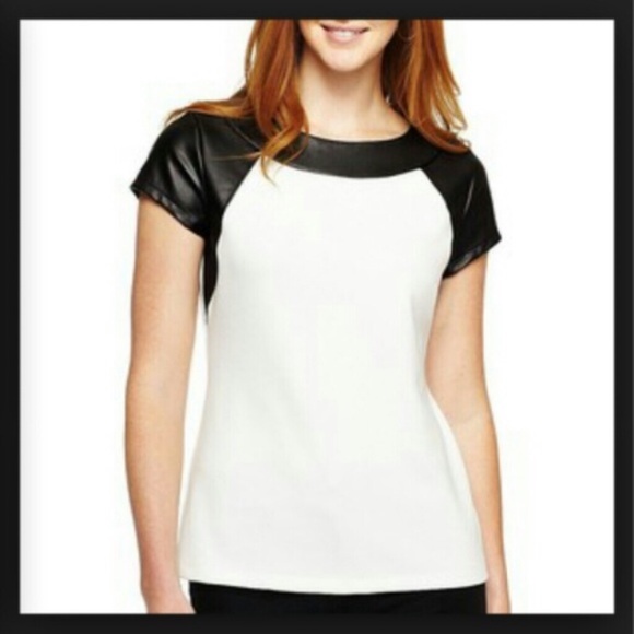 a.n.a Tops - 🌟 Sale! Super cute Black and white top